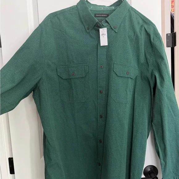 ☘️Banana Republic Men's Button-Down Shirt in Forest Green - Picture 2 of 5